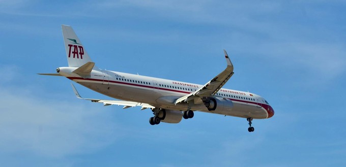 Im Jahr 2020 erhielt Tap einen Airbus A321 Neo (CS-TJR) im Retro-Design. 2024 erlebte der Jet etwas sehr Ungewöhnliches: Er musste einen Flug abbrechen, weil im Frachtraum 132 Hamster ausgebüxt waren.