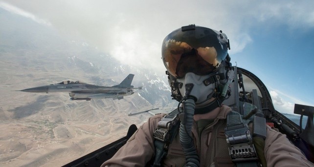 Pilot im Kampfjet: Zusammen sind sie stärker.