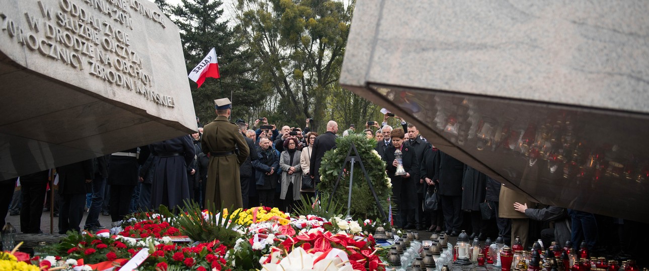 Trauerfeier zum Absturz in Smolensk: Der Absturz der Präsidentenmaschine 2010 versetzte ganz Polen in Schock.