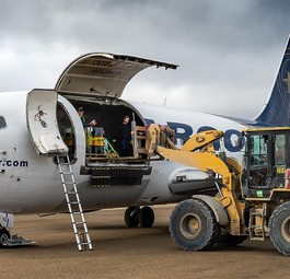Die fünf ältesten zivilen Boeing 737, die noch aktiv sind: Die 737-200 C mit dem Kennzeichen C-GNRD von Nolinor Aviation ist 44 Jahre alt und wird als Cargoflieger genutzt.