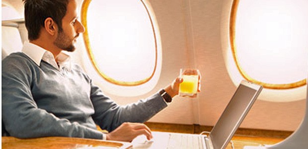 Passagier in der Business Class: Viele Urlauber legen Wert auf Upgrades für Meilen.