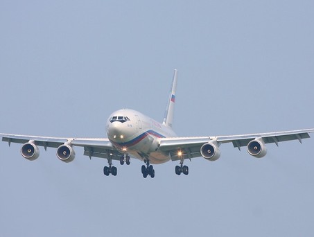 Die Ilyuhsin Il-96 mit dem Kennzeichen RA-96018: Unterwegs nach Köln.