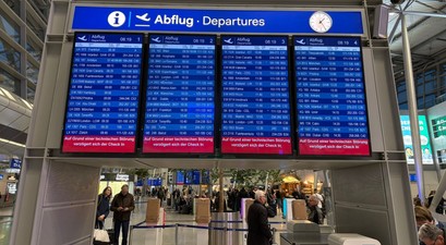 Anzeigetafel am Flughafen Düsseldorf: Es kommt aktueller aufgrund einer IT-Störung zu Verzögerungen,