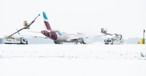 Eurowings-Airbus am BER: Das Flugzeug muss enteist werden.