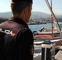Polizist der Policía Nacional: Einem seiner Kollegen passierte ein Missgeschick.