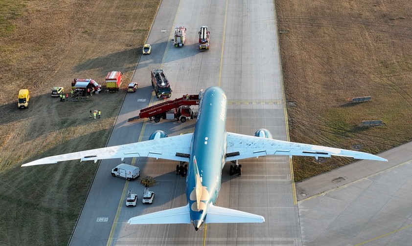 Die stehen gebliebene Boeing 787 von Vietnam Airlines nach der Landung in München: Die Blackbox wird ausgewertet.