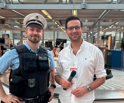 Jan Stephan (links) Polizeioberkommissar der Bundespolizei am Hamburger Flughafen und Reporter Christopher Scheffelmeier: «Obowhl die Langeweile selten aufkommt».
