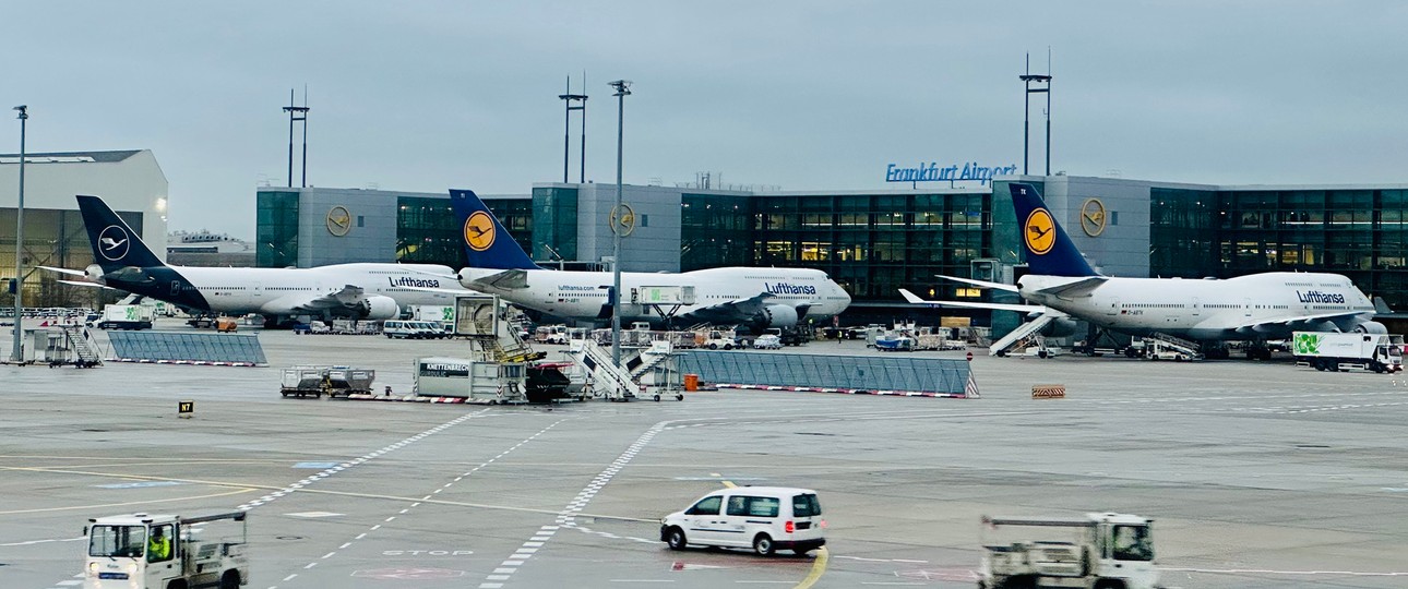 Boeing 747 von Lufthansa in Frankfurt: Die Angestellten fordern mehr Lohn.