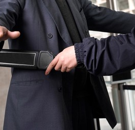 Sicherheitskontrolle. Es droht Streik.