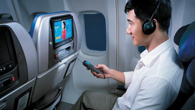 Economy-Passagier bei Cathay: Künftig iPad statt Bildschirm.