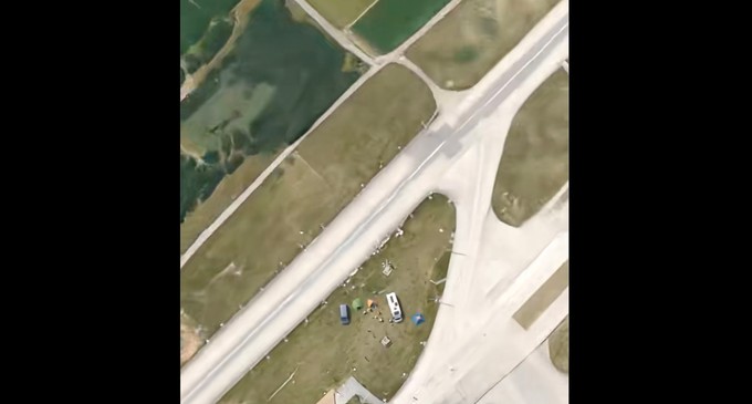 Der Flughafen Genf gab bekannt, dass man ungenutztes Gelände nun als Campingplatz nutze. Anmelden könnten sich Campiernde am Check-in.