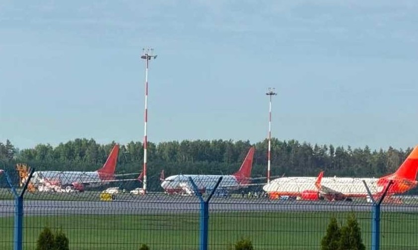 Drei Boeing 737-800 am Flughafen Minsk: Die Flugzeuge flogen zuvor für Sky Up Airlines. 