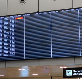 Anzeigetafel: An Europas Flughäfen ist derzeit sehr wenig los.