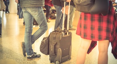 Mann am Flughafen: In den USA darf er die Schuhe künftig anbehalten.