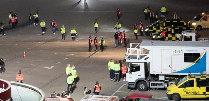 Um den Flieger der Lufthansa verteilten sich auf dem Vorfeld zahlreiche Flughafenmitarbeiter.