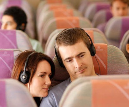 Paar in der Economy von Emirates: Warten oder früh reservieren?