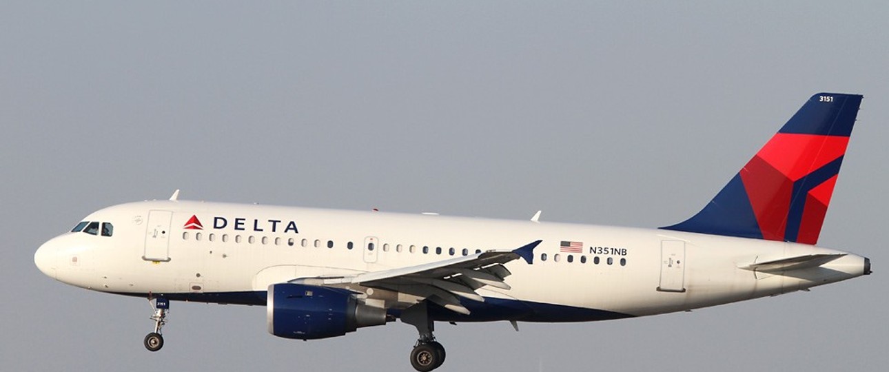 Airbus A319 von Delta Air Lines bei der Landung: Wurde von einem Feuerwerkskörper getroffen.