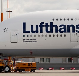 Die D-AIMA von Lufthansa (hier zu sehen 2010 bei Airbus): Heute einer der ältesten aktiven A380 weltweit.