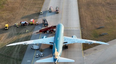 Die stehen gebliebene Boeing 787 von Vietnam Airlines nach der Landung in München: Die Blackbox wird ausgewertet.