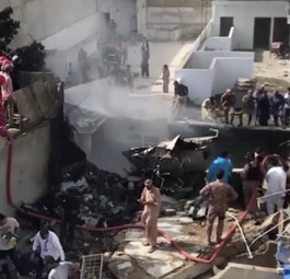 Airbus A320 stürzt in Karachi auf Wohngebiet