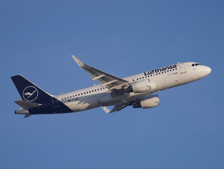 Lufthansa: Auf der Kurzstrecke werden die Gebühren angepasst. 