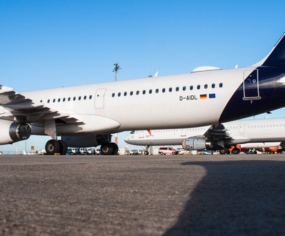 Stillgelegter Lufthansa-Jet am Berliner Flughafen BER: Die Airline muss viele ihrer Flieger außerhalb ihrer Drehkreuze unterbringen.