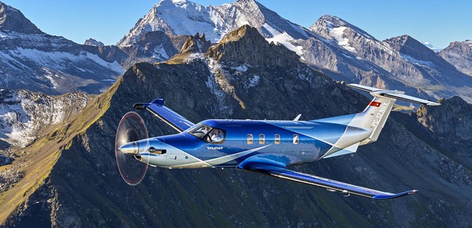 Pilatus PC-12 NGX: Vergangenen Oktober stellte der schweizerische Hersteller Pilatus mit der PC-12 NGX eine Neuauflage seines Bestsellers vor. Seit 1994 sind über 1700 Exemplare des Turbopropfliegers verkauft worden. Mittlerweile haben Fans die Chance, den neuen Turboprop auch außerhalb der Schweiz erspähen zu können. Im Mai lieferte Pilatus zum ersten Mal ein Exemplar der mittlerweile dritten Generation in den USA aus.«Es wird eine wesentliche Verbesserung des Pilatus PC-12», verriet Pilatus-Präsident Oscar Schwenk vergangenes Jahr im Interview mit aeroTELEGRAPH. Neue Triebwerk und  Cockpitsysteme  sowie eine größere Kabine sollen die PC-12 auf Höhe der Zeit halten.