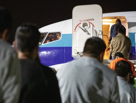Personen besteigen einen Abschiebeflug: Die Flugbegleitergewerschaft Ufo will Abschiebungen auf Linienflügen abschaffen.