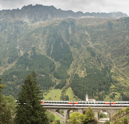 Zug in den Schweizer Alpen: Swiss und die Schweizerischen Bundesbahnen kooperieren.