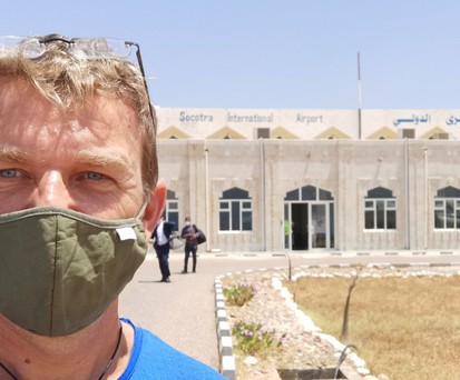 Gunther Pitterka auf dem Flughafen der Insel <span class="mw-page-title-main">Socotra in Jemen.</span>