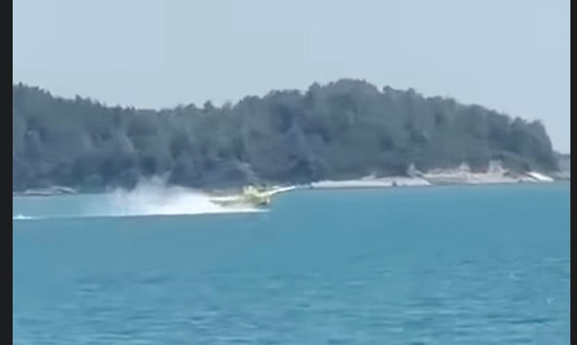 Der Moment des Unglücks: Die Air Tractor AT-802F berührte mit der rechten Tragfläche das Wasser.