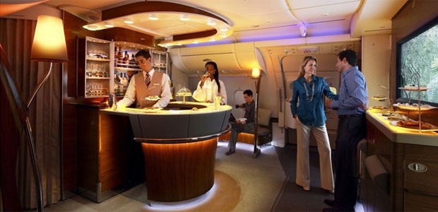 Socialising über den Wolken: Manche Airlines setzen auf Bars in ihrer Business Class.