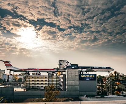 Von weither zu sehen: Die beiden Flugzeuge über den Dächern von Graz.