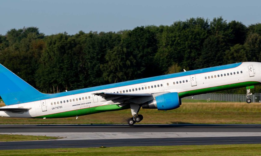 Boeing 757 am Flughafen Hamburg: Die Maschine gehörte lange Uzbekistan Airways.