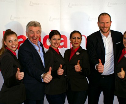 Michael O'Leary und Andreas Gruber mit Flugbegleiterinnen.