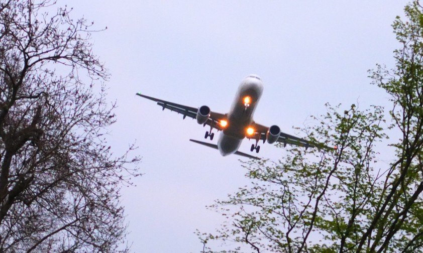 Jet im Landeanflug: Drohen im Sommer 2022 wieder Verspätungen?