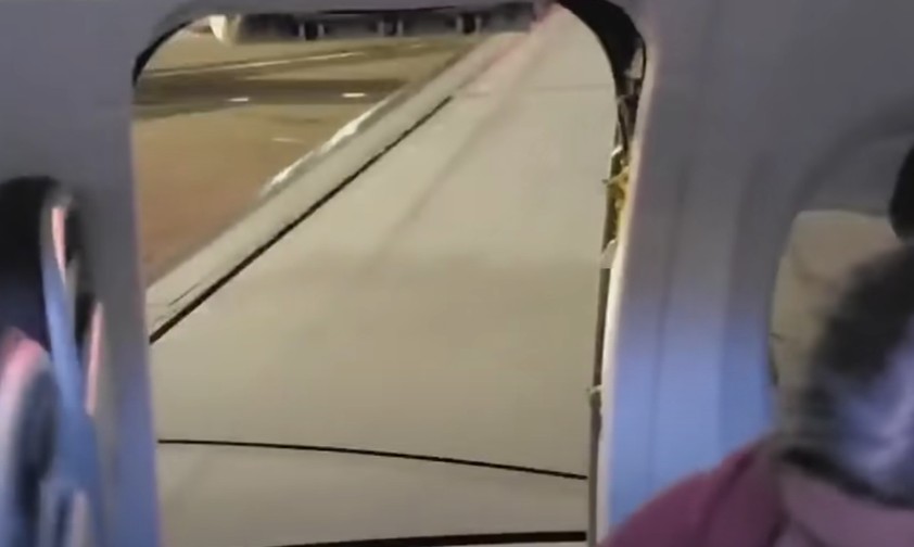 United-Passagier verlässt Boeing 737 über den Flügel