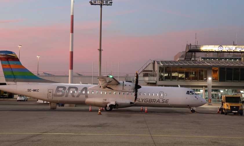 ATR-72 von Braathens am Flughafen Linz: Die Airline führt für Austrian Airlines die Flüge nach Grankfurt durch.