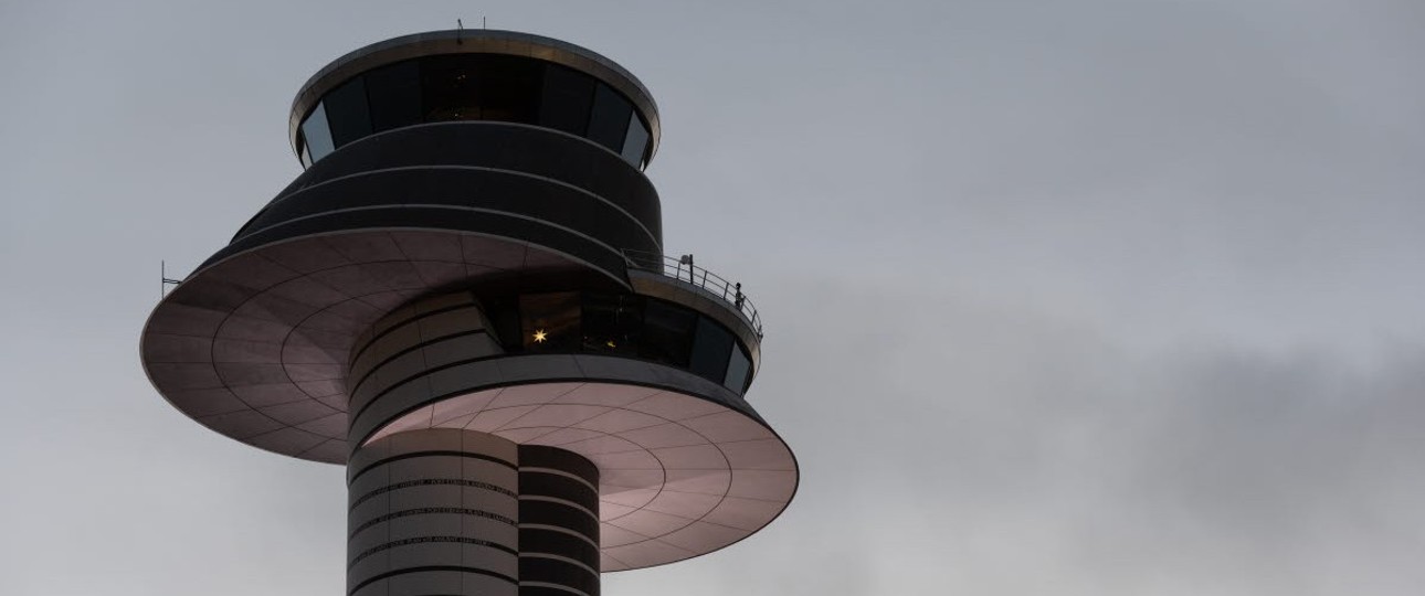 Kontrollturm am Flughafen Stockholm-Arlanda: Mehr gekrümmte Anflüge.