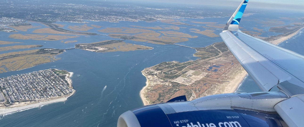 Blick aus dem Fenster eines Airbus A321 von Jetblue: Kommt die Airline zum Zug oder nicht?