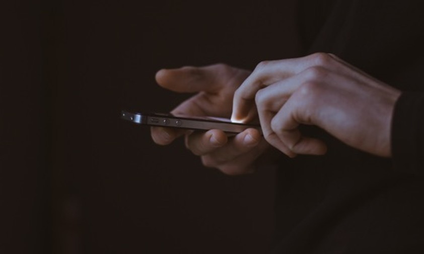 Mobiltelefon: Besser nicht an Bord für Gespräche benutzen.