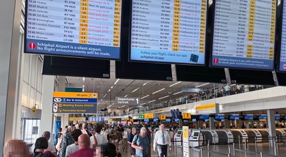 Warteschlangen am Flughafen Schiphol: Nach einer Stunde Wartezeit in der Schlange sind die Passagiere noch nicht einmal in der Nähe des Sicherheitsbereichs.