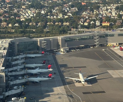 Delta-Flugzeuge am Flughafen LaGuardia: Kürzlich wurde vor Raketenwerfern gewarnt.