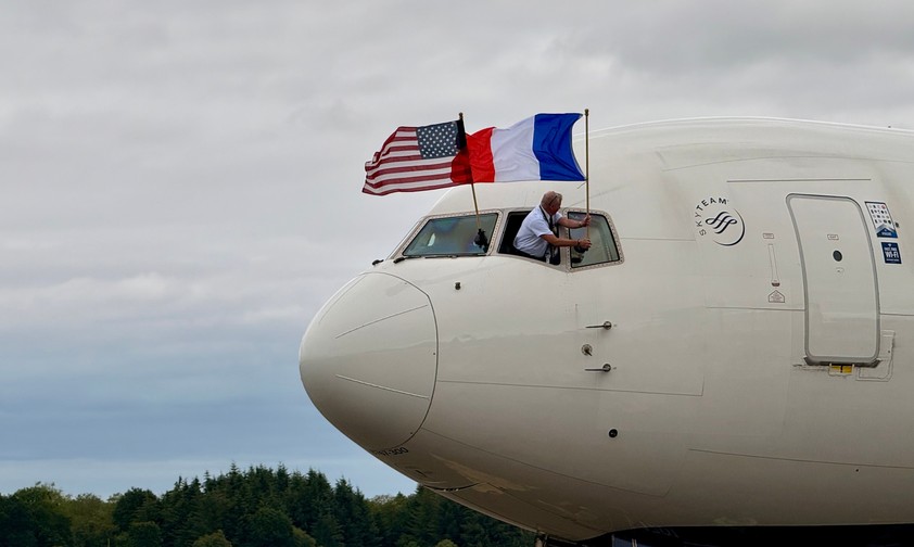 Kapitän Jim Butterworth befestigt Flagge der USA und Frankreichs außen am Cockpit: Flug mit Veteranen in die Normandie.
