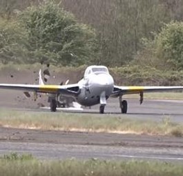 Wenn der Kampfjet den Asphalt in die Luft wirbelt