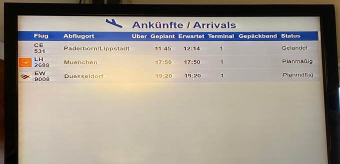 Anzeigetafel im Flughafen Nicht nur Green Airlines steuert Sylt an.