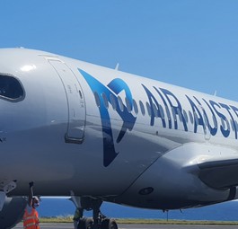 Ein Airbus A220 von Air Austral: Die Triebwerksreparatur gestaltet sich als schwierig.
