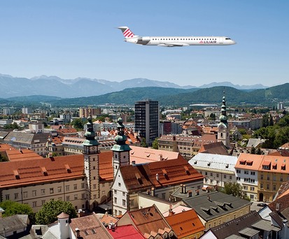 Flieger von Liliair über Klagenfurt: Bald soll es losgehen.