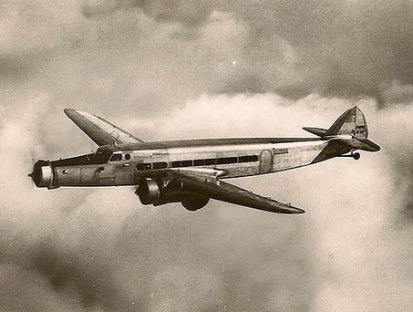 Dewoitine D.338: Die französische Dreimot flog erstmals 1936. 22 Passagiere konnten in ihr fliegen. Air France machte den Typen zum Hauptflieger, von dem 33 Exemplare produziert wurden. Mit Ausbruch des Zweiten Weltkrieges gingen die D.338 als Transporter zu Frankreichs Luftwaffe.