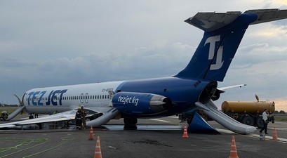 Das Flugzeug von Tez Jet liegt nach dem Fahrwerksbruch auf der linken Seite: Der Flughafen war mehrere Stunden gesperrt.